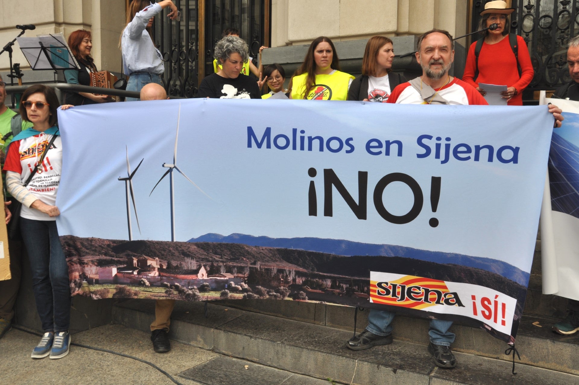 Concentración en Sijena contra la instalación de cinco aerogeneradores Concentración en Sijena contra la instalación de cinco aerogeneradores