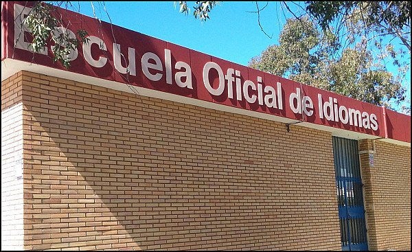 Profesores y alumnos de la Escuela Oficial de Idiomas en Torrevieja rechazan el recorte de más de 700 plazas Profesores y alumnos de la Escuela Oficial de Idiomas en Torrevieja rechazan el recorte de más de 700 plazas