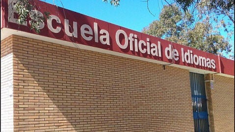 Profesorado y alumnos de la EOI de Torrevieja rechazan el recorte de m&aacute;s de 700 plazas