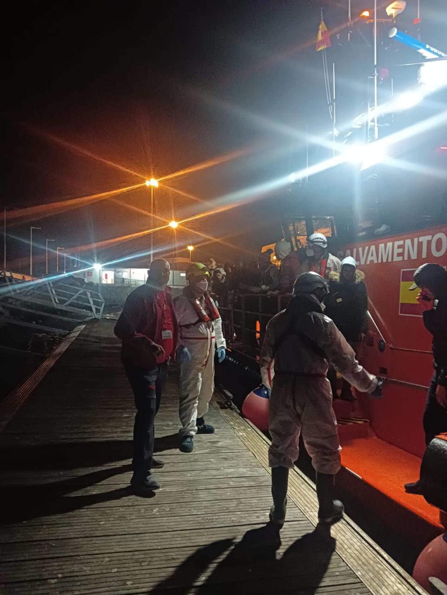 Salvamento Marítimo rescata a 17 migrantes en una patera frente a las costas de Santa Pola Salvamento Marítimo rescata a 17 migrantes en una patera frente a las costas de Santa Pola
