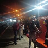 Salvamento Marítimo rescata a 17 migrantes en una patera frente a las costas de Santa Pola. 