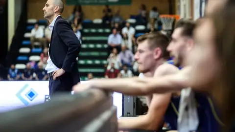 16-4-2024 Javi Rodríguez, entrenador del Alimerka Oviedo Baloncesto en el partido ante el Cáceres 16-4-2024 Javi Rodríguez, entrenador del Alimerka Oviedo Baloncesto en el partido ante el Cáceres