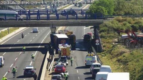 Accidente de un cami&oacute;n en la v&iacute;a de servicio de la A2 a su paso por Alcal&aacute; de Henares