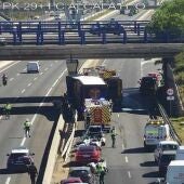 El accidente de un camión provoca en corte de la vía de servicio de la A2 a su paso por Alcalá de Henares y del puente de la avenida de Daganzo