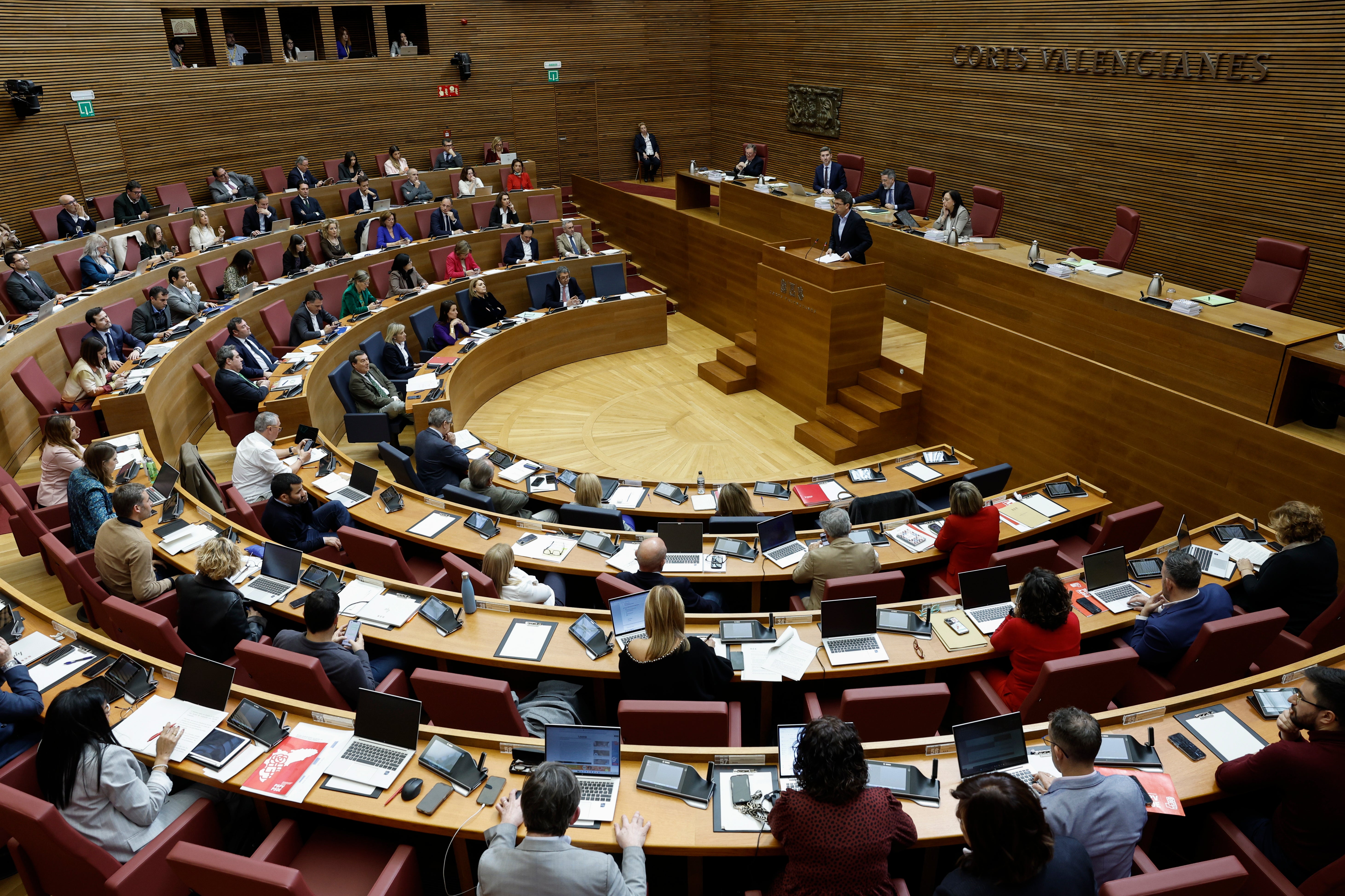 PP y Vox llevan sus leyes a Les Corts con el rechazo de la oposición que habla de "infamia" PP y Vox llevan sus leyes a Les Corts con el rechazo de la oposición que habla de "infamia"