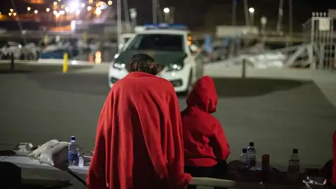 Imagen de archivo de dos inmigrantes rescatados por Salvamento Marítimo en Canarias, uno de ellos menor. Imagen de archivo de dos inmigrantes rescatados por Salvamento Marítimo en Canarias, uno de ellos menor.