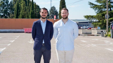Alejandro Navarro y V&iacute;ctor Miranda, el alcalde y el concejal de Urbanismo de Torrej&oacute;n de Ardoz, en el aparcamiento del cementerio municipal