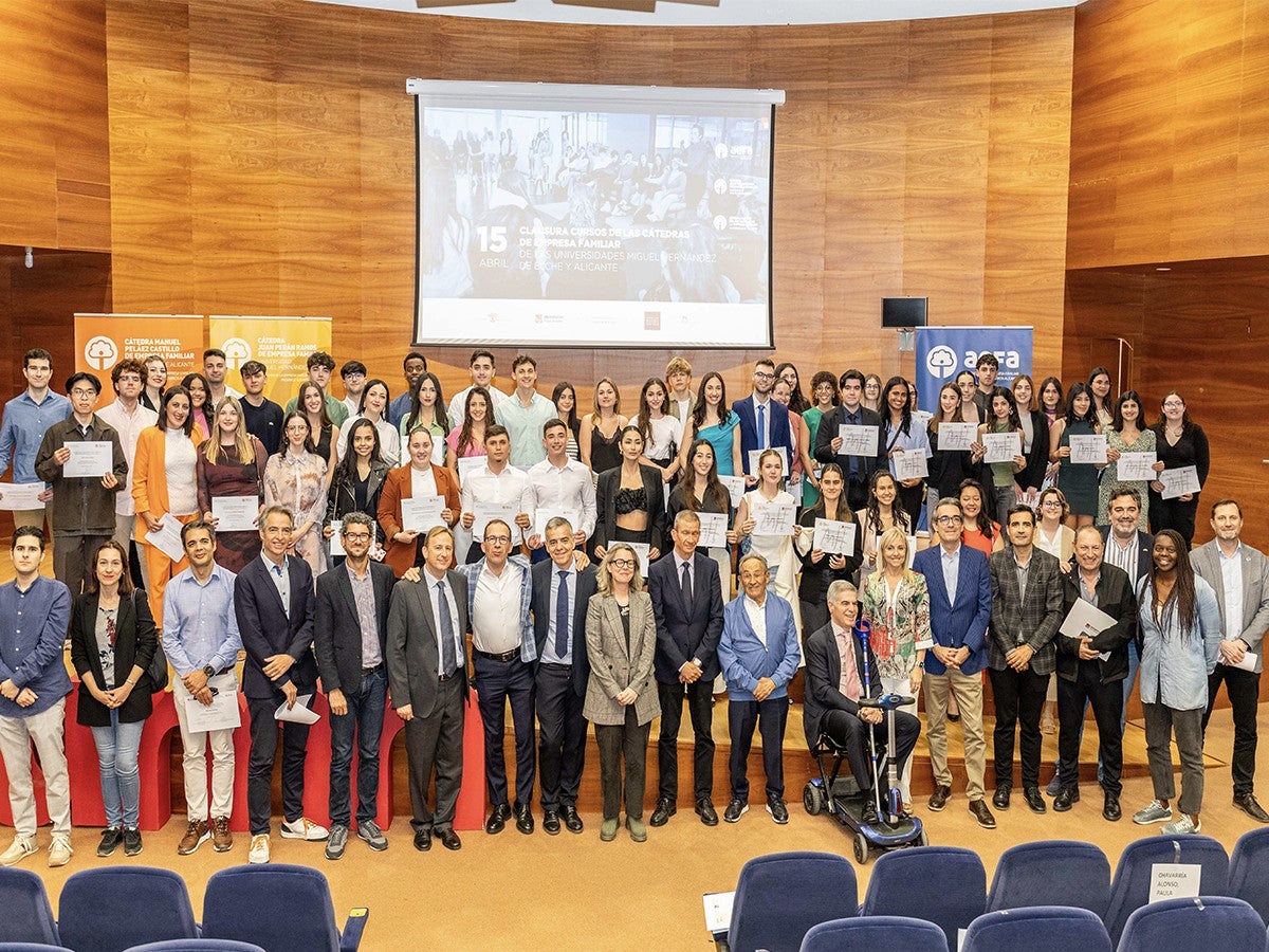 La UMH de Elche y la UA clausuran sus cursos de gestión de la empresa familiar La UMH de Elche y la UA clausuran sus cursos de gestión de la empresa familiar