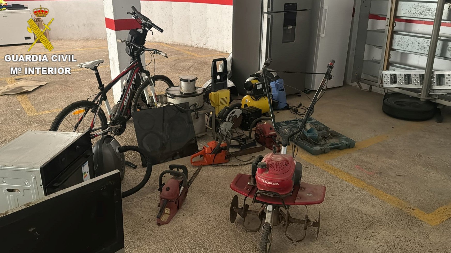 La Guardia Civil desarticula un grupo criminal y esclarece 17 hechos delictivos cometidos en casas de campo La Guardia Civil desarticula un grupo criminal y esclarece 17 hechos delictivos cometidos en casas de campo