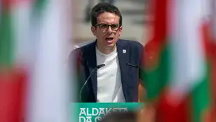 El candidato de EH Bildu a Lehendakari, Pello Otxandiano, participa en un acto electoral en Vitoria.