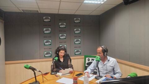 Silvia Gonz&aacute;lez y Juan Parejo, en los estudios de Onda Cero