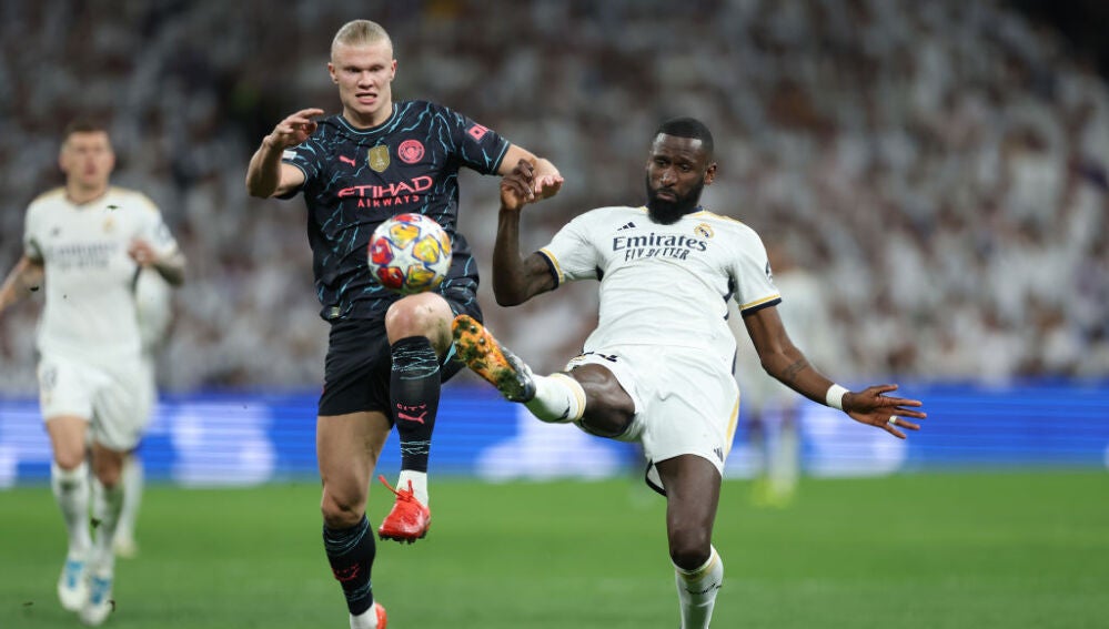 Haaland y Rudiger durante el Real Madrid - Manchester City