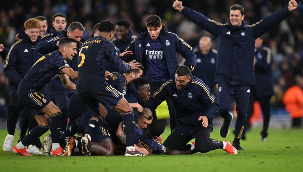 El Real Madrid celebra el pase a semifinales de Champions en el Etihad