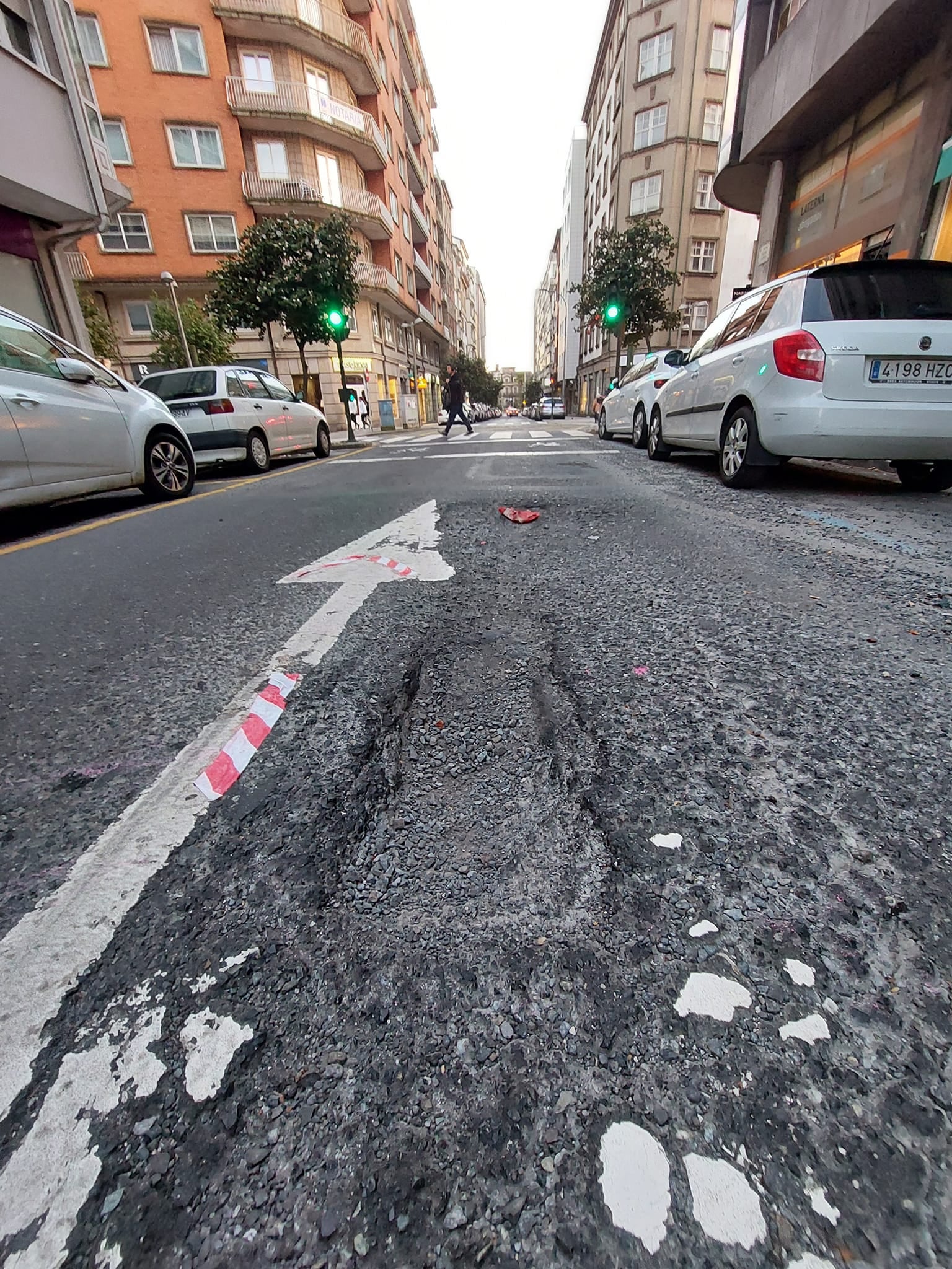 Un cartel colgado en un árbol advierte de "Fochanca Peligro" en la rúa Doutor Teixeiro Un cartel colgado en un árbol advierte de "Fochanca Peligro" en la rúa Doutor Teixeiro