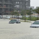 Los coches circulan por una calle inundada durante una tormenta en Dubai, Emiratos Árabes Unidos, 16 de abril de 2024.