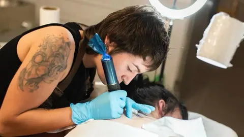 La tatuadora turolense Belén Martín 