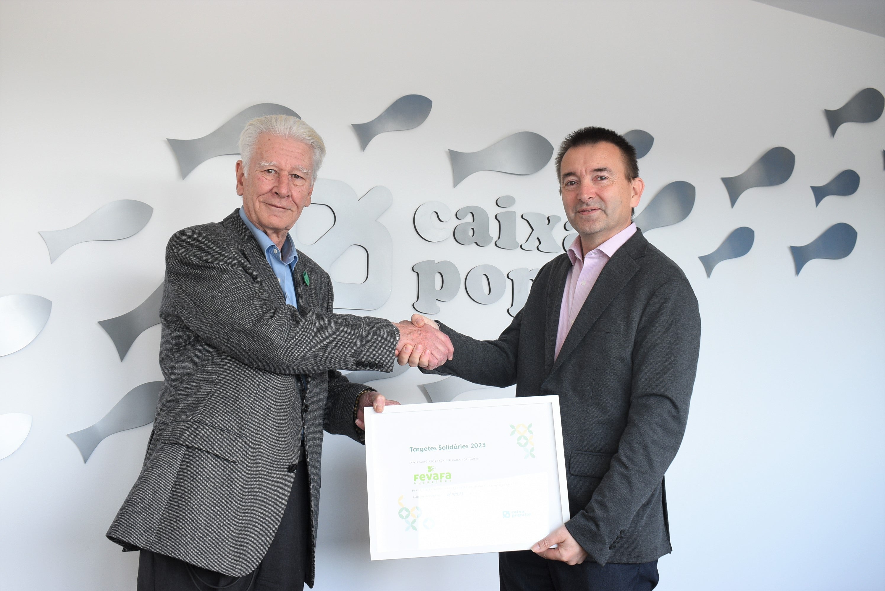 Caixa Popular dona a la prevenció de l'alzheimer la recaptació per l'ús de les seues targetes Caixa Popular dona a la prevenció de l'alzheimer la recaptació per l'ús de les seues targetes