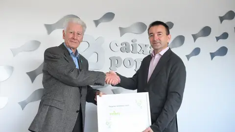 Caixa Popular dona a la prevenció de l'alzheimer la recaptació per l'ús de les seues targetes Caixa Popular dona a la prevenció de l'alzheimer la recaptació per l'ús de les seues targetes