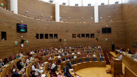 Vista general del hemiciclo de Les Corts durante el debate parlamentario. 