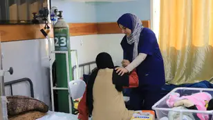 Una enfermera de MSF ayuda a una paciente en el Hospital Emiratí de Rafá.