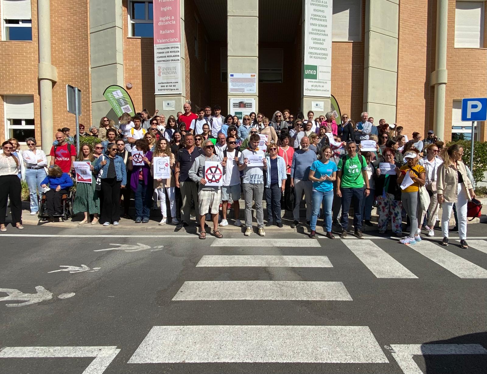Alumnos y profesores de la Escuela de Idiomas de Benidorm se concentran contra los recortes de Conselleria Alumnos y profesores de la Escuela de Idiomas de Benidorm se concentran contra los recortes de Conselleria