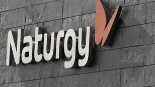 Logo del grupo energético Naturgy en la fachada de la sede de la empresa en Madrid.