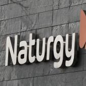 Logo del grupo energético Naturgy en la fachada de la sede de la empresa en Madrid.