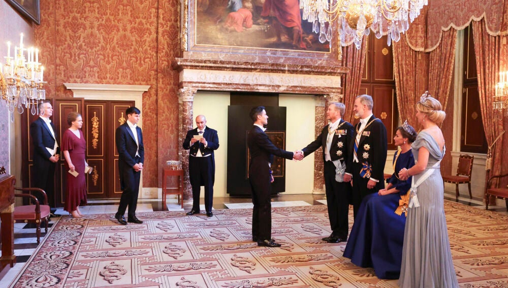 La dolencia que la reina Letizia sufre en su pie izquierdo le ha obligado a sentarse durante el besamanos.