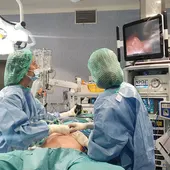 Cirujanas durante una extirpación de tumor Cirujanas durante una extirpación de tumor