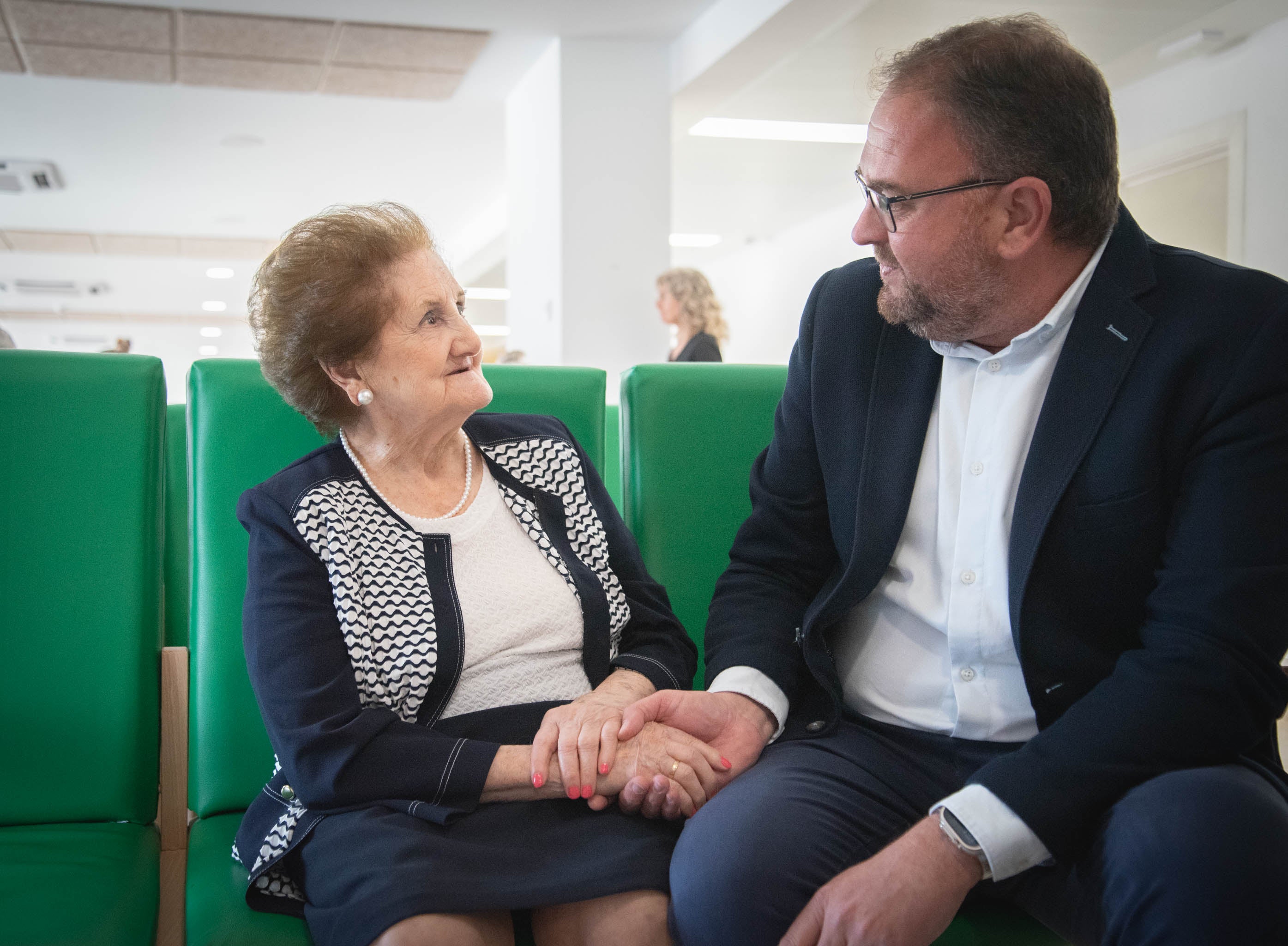 El alcalde de Mérida impone el escudo de oro de la ciudad a María Becerra, una vecina que cumple 100 años El alcalde de Mérida impone el escudo de oro de la ciudad a María Becerra, una vecina que cumple 100 años