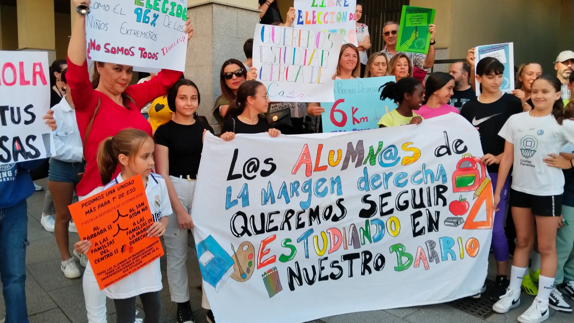 Familias de la Margen Derecha de Badajoz reclaman más plazas para matricular a sus hijos en los institutos de la zona