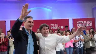 Pedro Sánchez y el candidato del partido a lehendakari, Eneko Andueza.