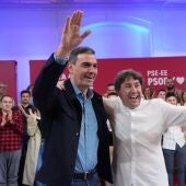 Pedro Sánchez y el candidato del partido a lehendakari, Eneko Andueza.