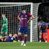 Lewandowski se lamenta tras la eliminación del Barça en Champions ante el PSG