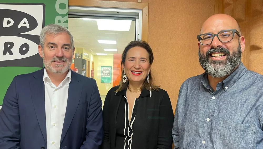 Fernado Clavijo, Presidente del Gobierno de Canarias junto a la Delegada de Atresmedia en Canarias, Mapi Quintana y el director de Más de Uno Canarias, Sergio Miró tras la entrevista a Clavijo en Onda Cero Canarias