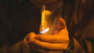 Un hombre fumando un cigarro 