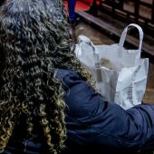 Una mujer con una de las bolsas de comida