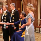 La reina Letizia, sentada durante el besamanos previo a la cena de gala con los reyes de Países Bajos a causa del neuroma de Morton que padece