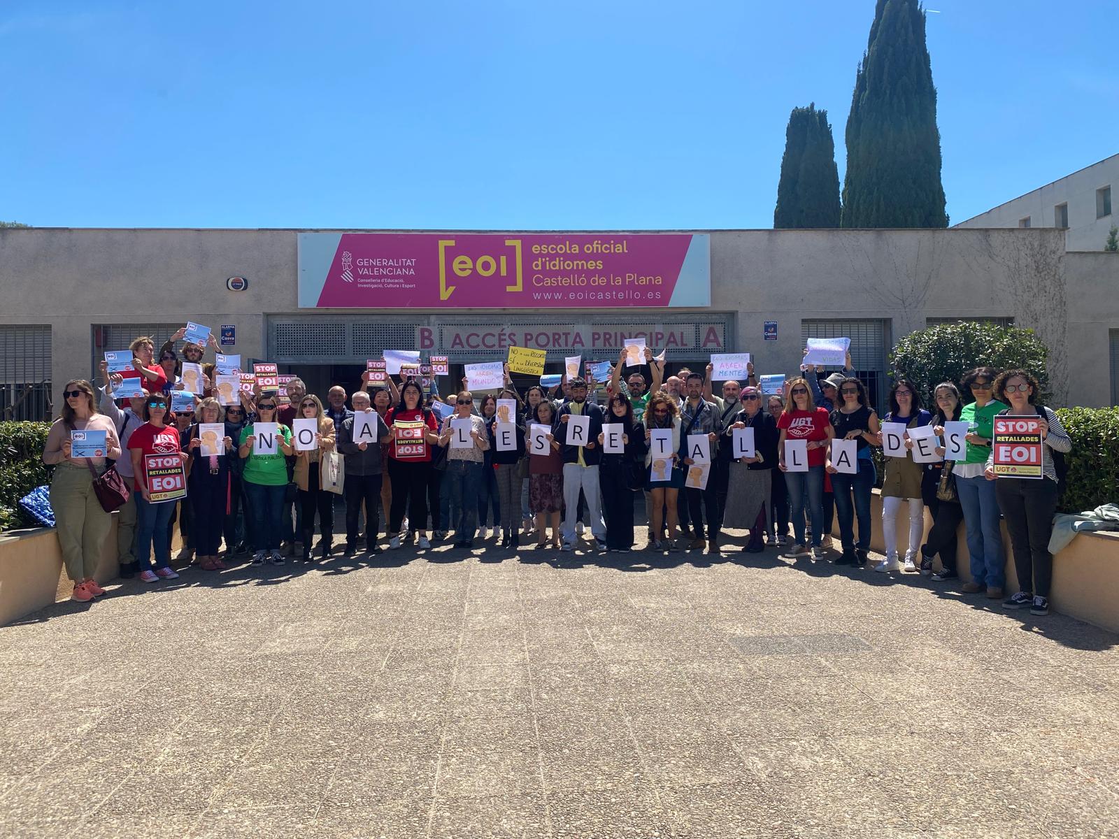 Centenares de personas se concentran en Castelló contra los recortes a las EOI Centenares de personas se concentran en Castelló contra los recortes a las EOI