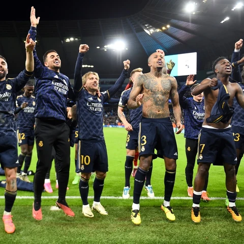 Los jugadores del Real Madrid celebran su pase a semifinales después de eliminar al Manchester City