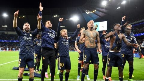 Los jugadores del Real Madrid celebran su pase a semifinales despu&eacute;s de eliminar al Manchester City