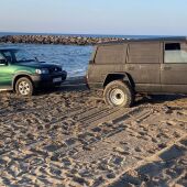 Los dos terrenos incautados preparados para remolcar la narcolancha en la playa de Costacabana, en Almería