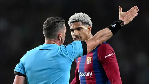 Araujo responde a Gündogan: "Tengo códigos y valores que creo que hay que respetar" Araujo responde a Gündogan: "Tengo códigos y valores que creo que hay que respetar"