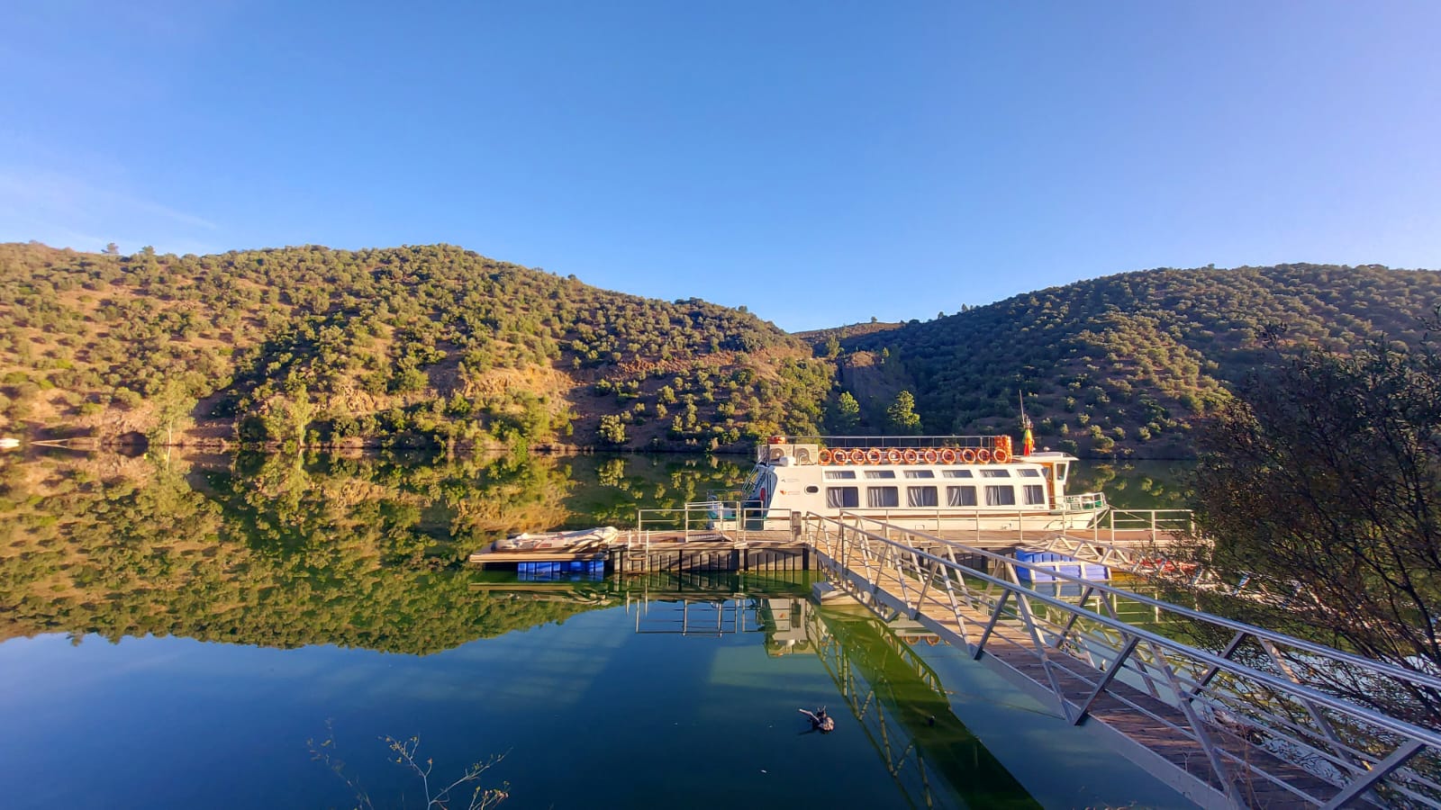 El Barco fluvial turístico "Balcón del Tajo" ofrecerá dos rutas en el Tajo Internacional y una tercera en el mes de agosto El Barco fluvial turístico "Balcón del Tajo" ofrecerá dos rutas en el Tajo Internacional y una tercera en el mes de agosto