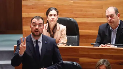 Adrián Barbón responde a las preguntas de la oposición sobre el vial de Jove en JGPA Adrián Barbón responde a las preguntas de la oposición sobre el vial de Jove en JGPA