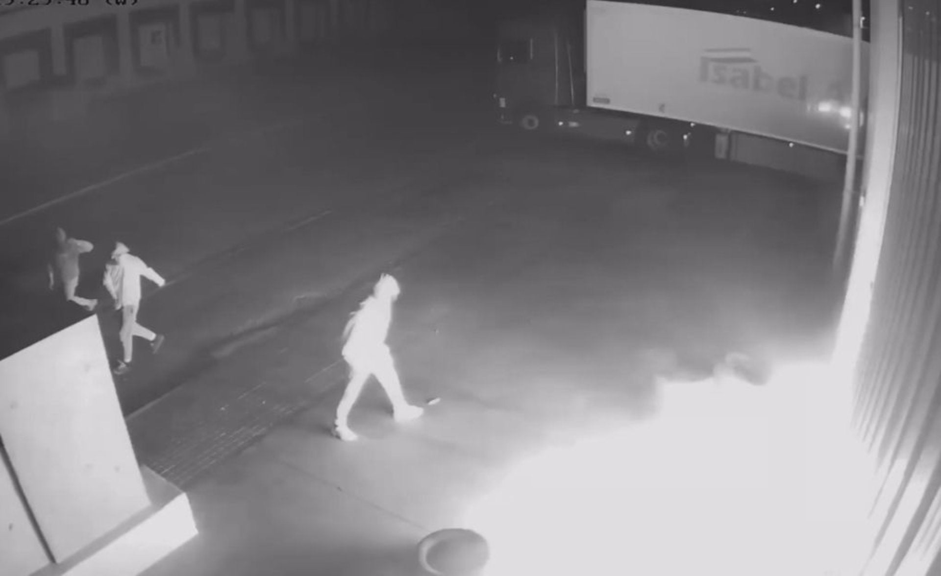 La Policía detiene a nueve personas acusadas de incendiar una nave con trabajadores dentro en El Ejido La Policía detiene a nueve personas acusadas de incendiar una nave con trabajadores dentro en El Ejido