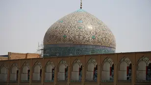 Cúpula de la mezquita del jeque Lotfalá en la plaza Naqsh-e-Jahan de Isfahán, Irán | Foto de archivo