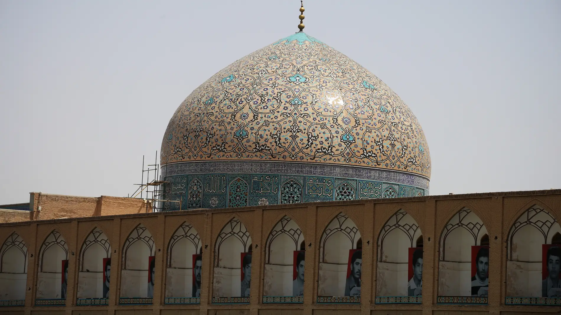 Cúpula de la mezquita del jeque Lotfalá en la plaza Naqsh-e-Jahan de Isfahán, Irán | Foto de archivo
