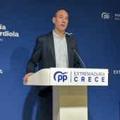 El PP extremeño siembra dudas sobre dónde tributa el hermano de Pedro Sánchez a sueldo de la Diputación de Badajoz