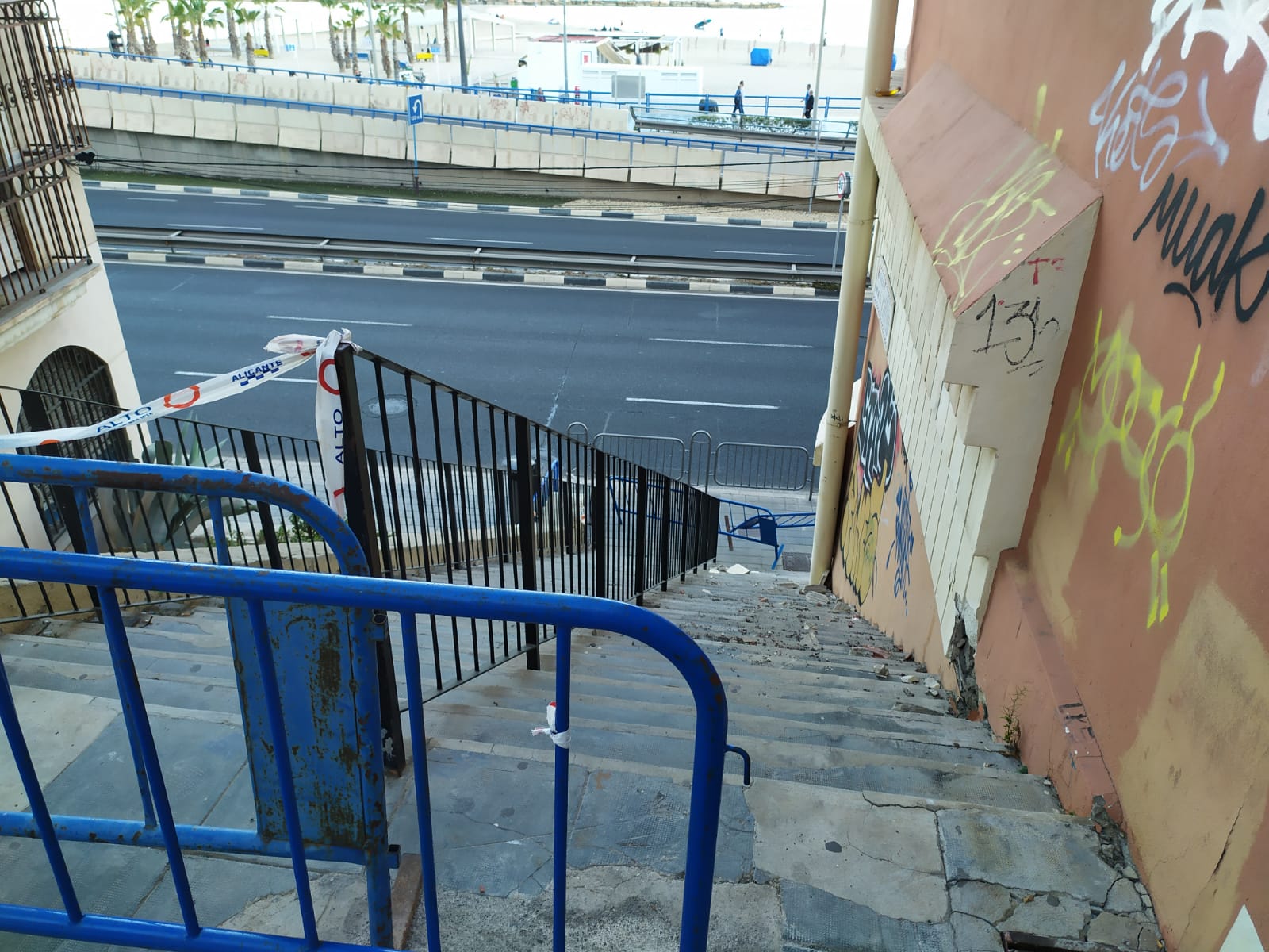 Los vecinos del Raval Roig advierten del peligro de una escalera clausurada por desprendimientos Los vecinos del Raval Roig advierten del peligro de una escalera clausurada por desprendimientos